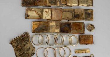 Чрезвычайно редкая находка: в Чехии обнаружили золотой клад начала XX века (фото)