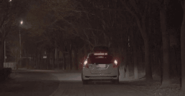 Дім на колесах: чоловік ночує в машині та збирає гроші на поїздки до коханої (фото)