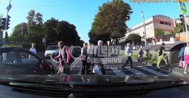 В Днепре мужчина въехал в толпу пешеходов на "зебре" и залил из баллончика всех возмущенных (видео)