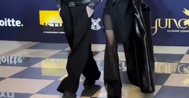 Співачка Sowa з'явилася на церемонію Yuna з гігантською чорною сумкою у повний зріст (фото)