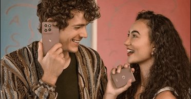 "Мокко-мус" — цвет 2025 года по версии Pantone: стильные сочетания и тренды в образах