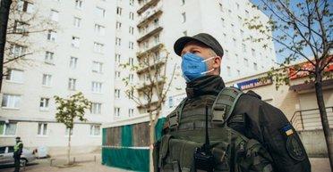 На улицу нас выпустят 6 мая: что происходит в оцепленном общежитии в Вишневом