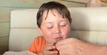 Мальчик попробовал новый продукт: никто не ожидал, что произойдет дальше (видео)