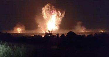 Взрывается в Севастополе и в районе военных аэродромов: Крым массированно атакуют дроны (видео)