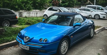 В Киеве заметили редкий итальянский спорткар 90-х с необычным дизайном (фото)