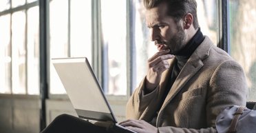 Чего категорически нельзя делать с ноутбуком: безобидная привычка может "убить" ваши гаджеты