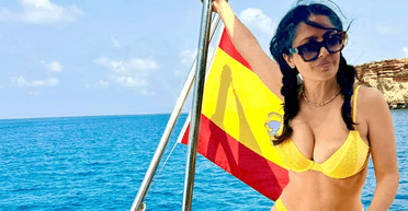 57-річна Сальма Хаєк продемонструвала фігуру в яскравому купальнику (фото)