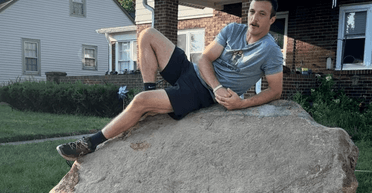Мужчина хотел убрать камень возле дома, а выкопал 10-тонную глыбу из ледникового периода