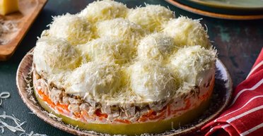 Выглядит потрясающе, а на вкус еще лучше: рецепт салата "Снежные сугробы" с курицей и грибами