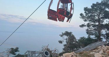 Люди сутки провисели над пропастью: в Турции упала кабинка фуникулера с туристами (видео)