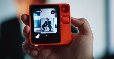 "Заменитель смартфонов" раскупают, как пирожки: за день продано 10 тыс. ИИ-гаджетов r1