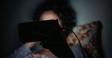 Годинами скролять соцмережі в ліжку: 70% зумерів не можуть заснути через фінансову тривогу, — ЗМІ