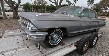 Роскошное американское авто 60-х простояло более 40 лет в старом сарае (видео)