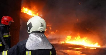 "Целили в один район": в Харькове из-за атаки дронов поднялся масштабный пожар, детали