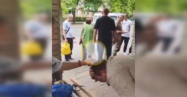 В Харькове произошла драка с участием мужчин в военной форме: что известно (видео)