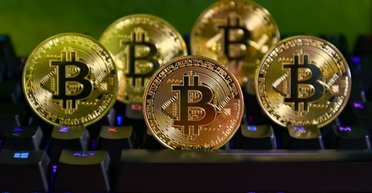 Історичний рекорд: вартість біткоїну вперше перевищила 100 тисяч доларів (інфографіка)