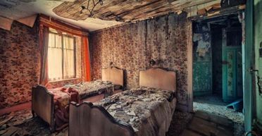 "Почула дивний скрип": жінка знайшла неймовірні речі у своєму 250-річному будинку