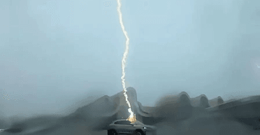 Молния трижды ударила в электрокар мужчины: в автосервисе были шокированы последствиями (видео)