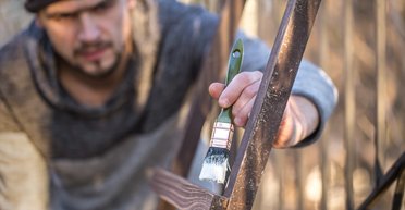 Заказчик не выплатил маляру за его работу: тот решил "оригинально" проучить наглеца