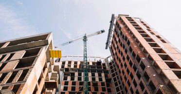Кадровий голод і зростання цін: як війна уповільнює будівництво нерухомості в Україні