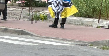 У центрі Києва помітили чоловіка з нацистською символікою: поліція відреагувала (фото)