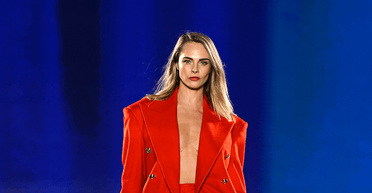 Кара Делевінь вийшла на подіум у розкішному червоному пальті (фото)
