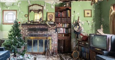 Усе ще стоїть ялинка: блогер показав моторошний, покинутий сім'єю на Різдво будинок (фото)