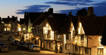 Час зупинився: унікальне село з перекошеними будинками підкорює туристів (фото)