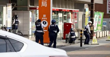 В Японии мужчина устроил стрельбу в больнице и захватил заложников: есть раненые (фото)