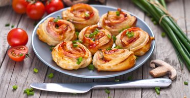 Закуска з листкового тіста з ковбасою та сиром: готуємо просту страву на всі випадки життя