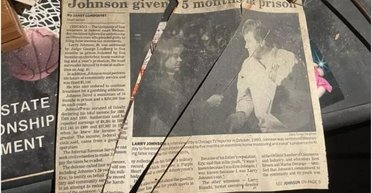 Тримала в секреті: жінка купила будинок і знайшла "темну" кімнату зі старовинними речами (фото)