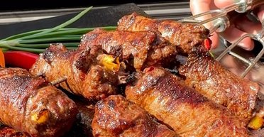 Соковита яловичина в рулетиках на мангалі: рецепт на вихідні від Валерія Пономаря