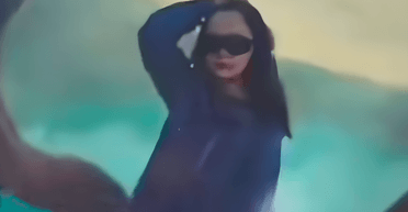 Хотіла гарне фото: туристка позувала на краю діючого вулкана і впала всередину