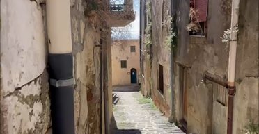 Мужчина приобрел 3-этажный дом на Сицилии за 85 пенсов и делает из него "куколку" (фото)