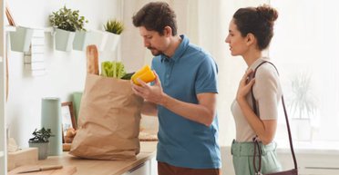 Дівчина попросила хлопця допомогти розпакувати продукти, але була готова до того, що побачить