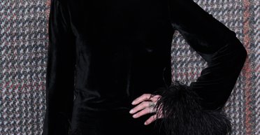 Джоелі Річардсон у чорній мінісукні відвідала прем'єру фільму Гая Річі "Джентльмени" (фото)