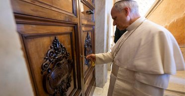 Без лишней скромности: "американский" Папа Римский будет жить во дворце (видео)