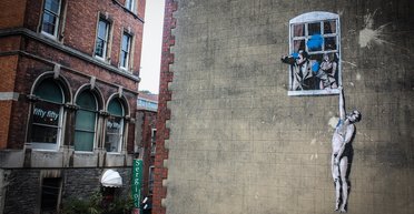 "Хорошо висящий любовник": граффити Бэнкси выставили на аукцион вместе с домом