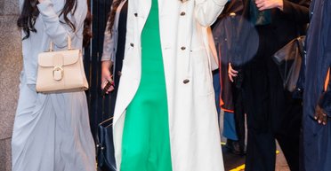 Урок многослойности: Амаль Клуни показала как сочетать миди-платье и тренч