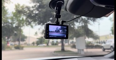 Комедія по сусідству: жінка розсмішила мільйони записом із відеореєстратора (відео)