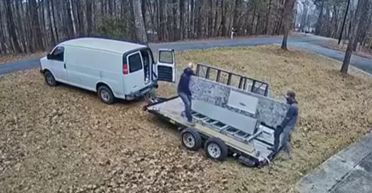 Хазяїн не розумів, чому затягується ремонт, а потім перевірив камери (фото)