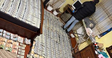 Вся квартира в долларах: мать и сын заработали сотни тысяч на "липовых" инвалидностях