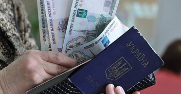 Родителей шантажируют: оккупанты хотят лишать выплат подростков без паспорта РФ, — ЦНС