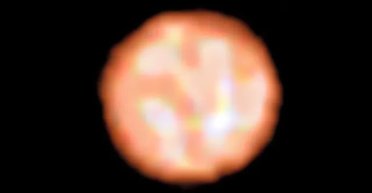 У красного гиганта обнаружен опасный сосед: открытие показывает будущее Солнца и Земли (фото)