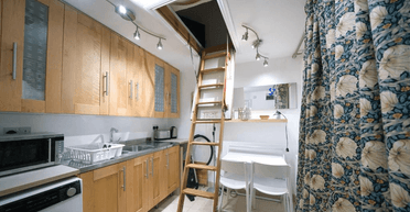 Ліжко над дірою: квартира зі "смертельною пасткою" відлякує орендодавців (фото)