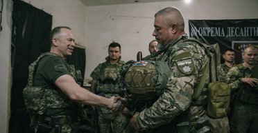 "Делаете невозможное": Сырский наградил бойцов штурмовой бригады "Лють" (фото, видео)