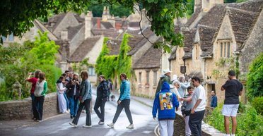 "Живем как в КНДР": жители "самой красивой" английской деревни жалуются на нашествие дронов