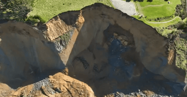 Люди рятуються втечею: прибережна стежка і парковка зі скелі звалилися в океан (відео)