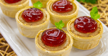 Тарталетки з печінковим паштетом і гранатовим желе: рецепт вишуканої закуски