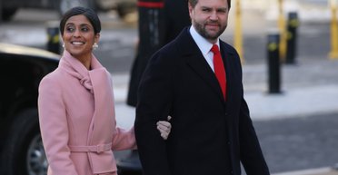 Делает ставку на обаяние: Трамп отправит в Гренландию жену Джей Ди Вэнса